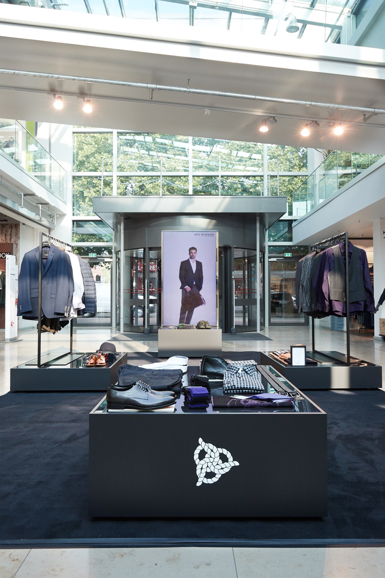 ROY ROBSON Pop-Up Store mit innovativen Multi-Media-Modulen